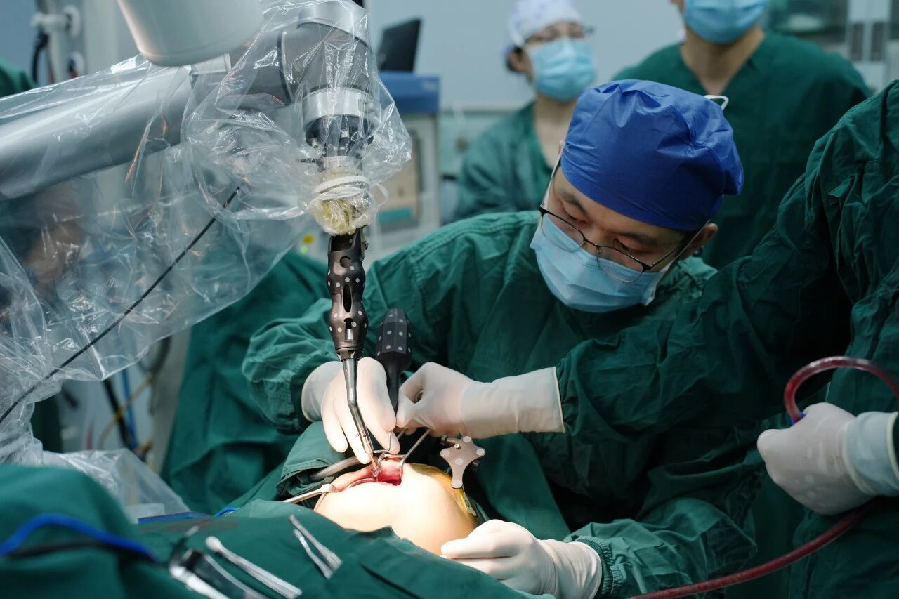 大学口腔医院手术机器人成功完成高难度正颌外科手术-空军军医大学(第四军医大学)新闻网