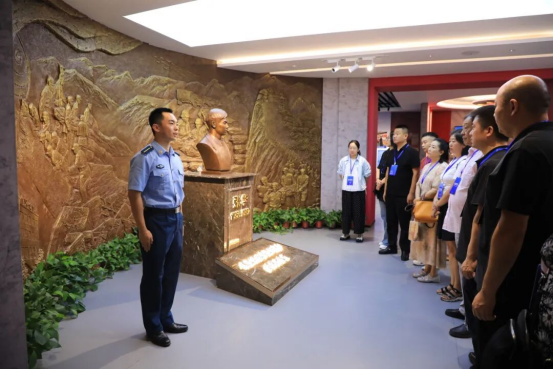 大学举行家长开放日活动