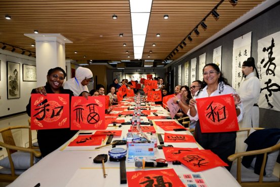 大学为外方学员举办中华传统文化体验活动
