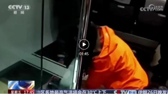 [央视新闻]高铁乘客突发癫痫，休婚假医生跪地救人：“让我来！”