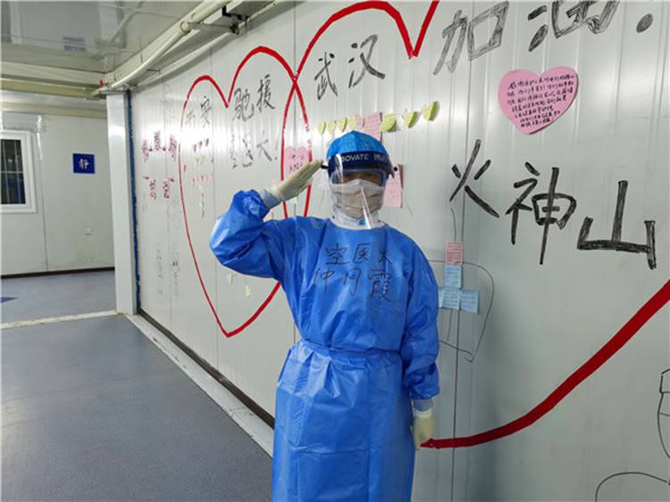 说明: (备注:空军军医大学唐都医院全国只有这一个医院,并且只有陕西西安有,医院建议不要给她医院名字加陕西西安,感觉把自己医院名字变了)“一线医务人员抗疫巾帼英雄”仲月霞:柔肩担重任 守好白衣天使的“生命线”