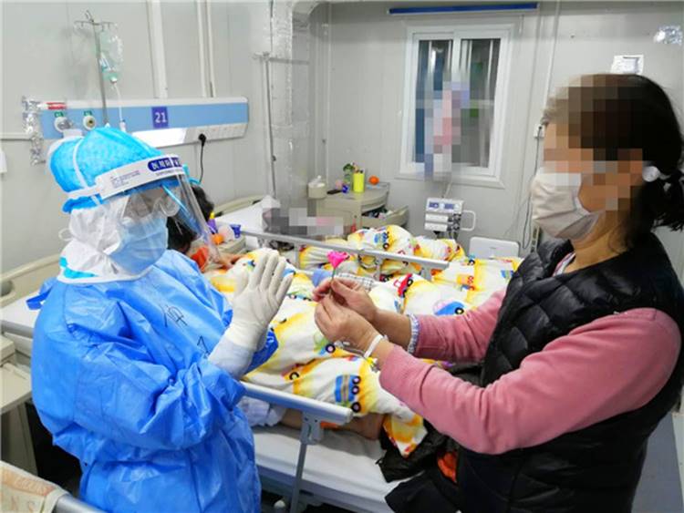 说明: (备注:空军军医大学唐都医院全国只有这一个医院,并且只有陕西西安有,医院建议不要给她医院名字加陕西西安,感觉把自己医院名字变了)“一线医务人员抗疫巾帼英雄”仲月霞:柔肩担重任 守好白衣天使的“生命线”