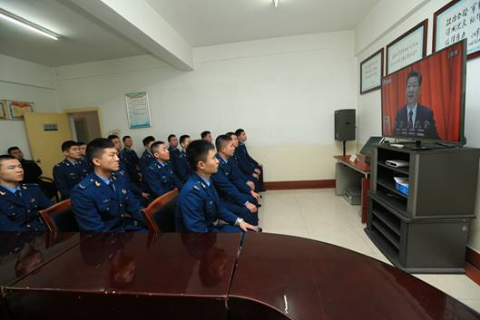 空军军医大学警勤连组织收看大会报告（朱晓明 摄）