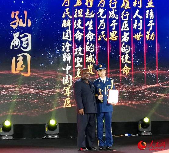 加蓬驻华大使馆参赞为孙嗣国颁奖。